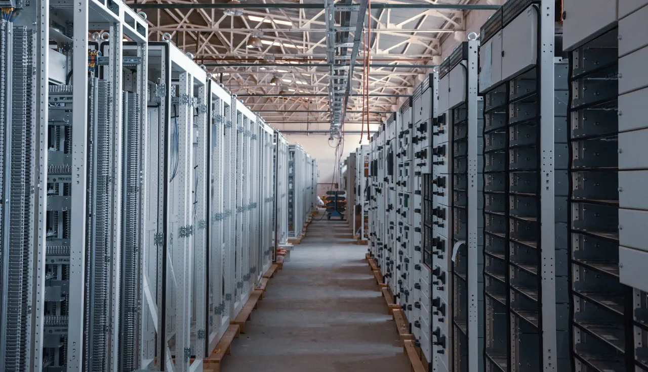 Modern veri merkezinde sunucu rack'leri