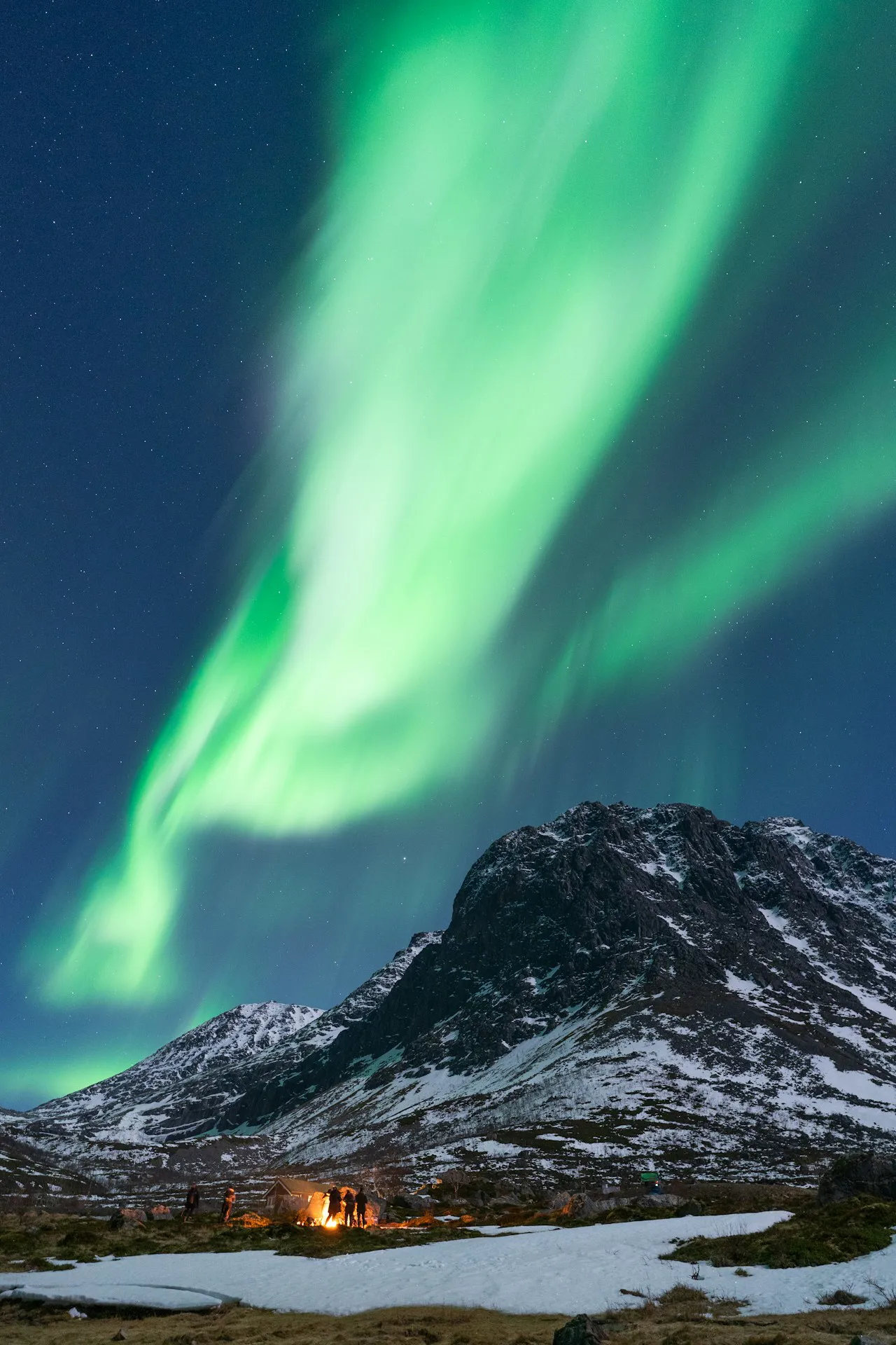 Yeşil aurora karlı dağ üzerinde — Anadolu auroranın matematiksel olası uzantısı