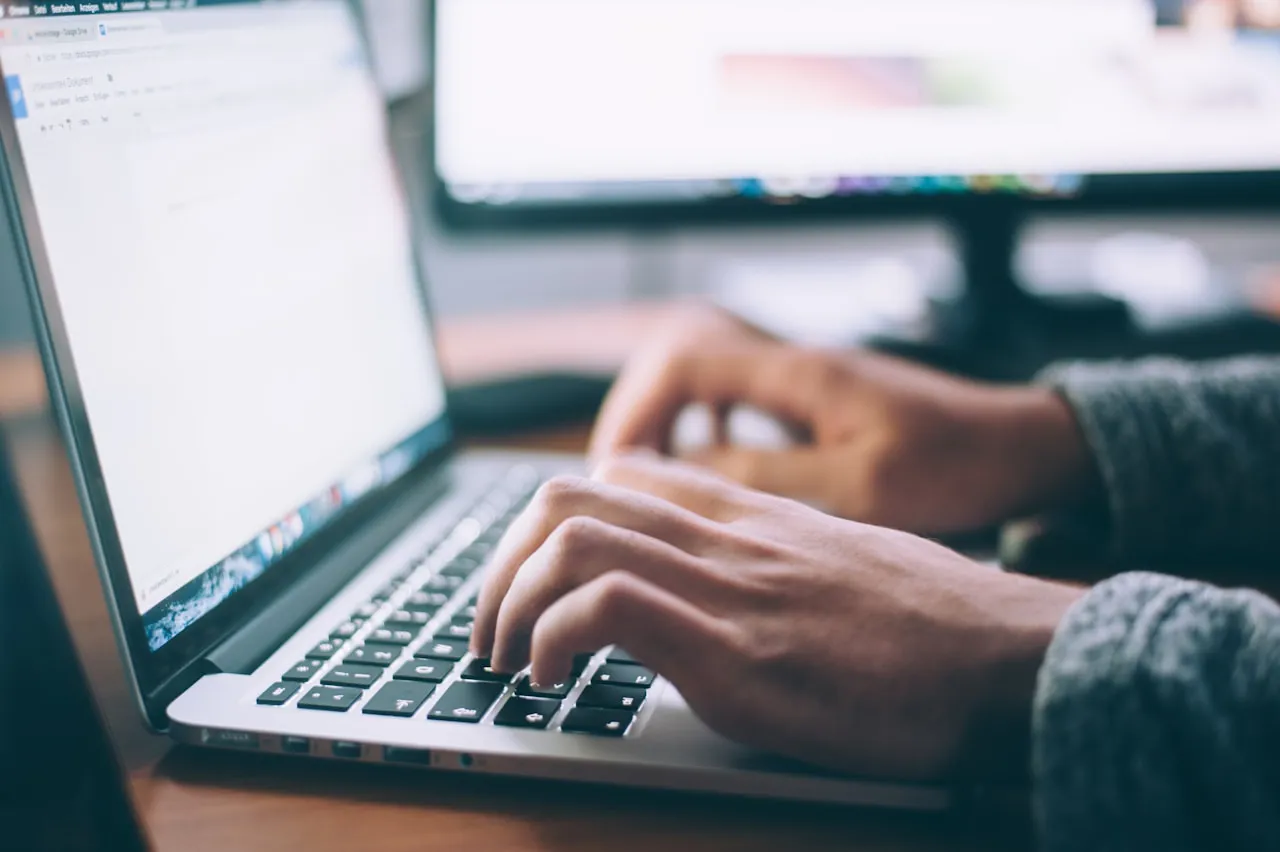Mühendis laptop bilgisayarla çalışıyor — .NET 10 migrasyon planlaması