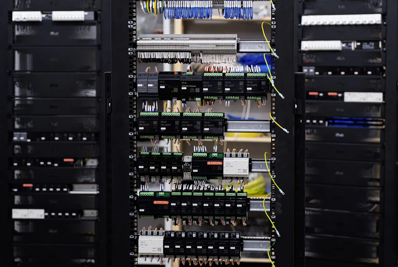 Klemens sıraları ve etiketli kablolarla dolu, açık bir elektrik kontrol panosu