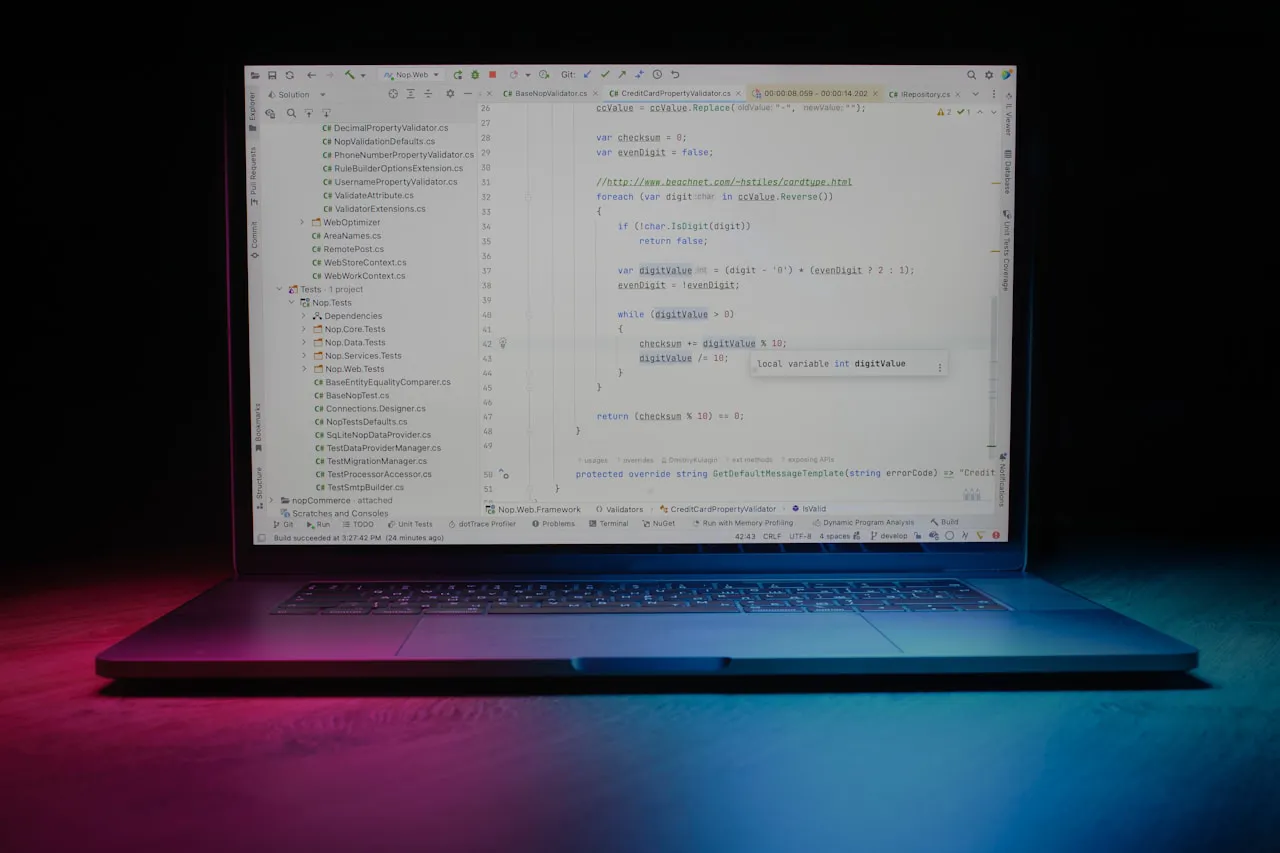Renkli neon ışıklı laptop ekranı — kod yazımı ve geliştirici deneyimi