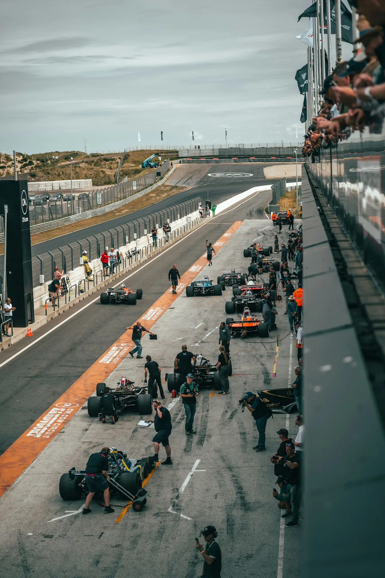 Pit ekibi yarış arabasının etrafında — Formula 1 takım kültürü