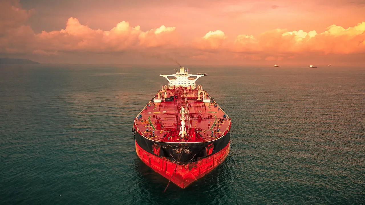 Hürmüz Boğazı hava görüntüsü, dar deniz koridorunda demirli tankerler — 21 milyon varil günlük petrol ve LNG akışının fiilen durduğu 80 günlük krize göndermeyle