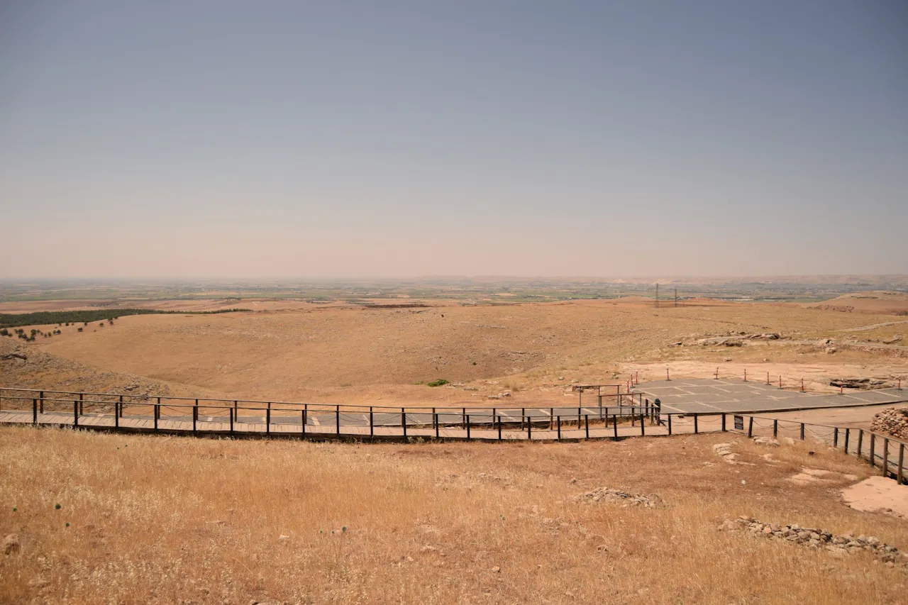 Şanlıurfa yakınlarında kireçtaşı sırtlardan Harran Ovası'na bakan kurak manzara