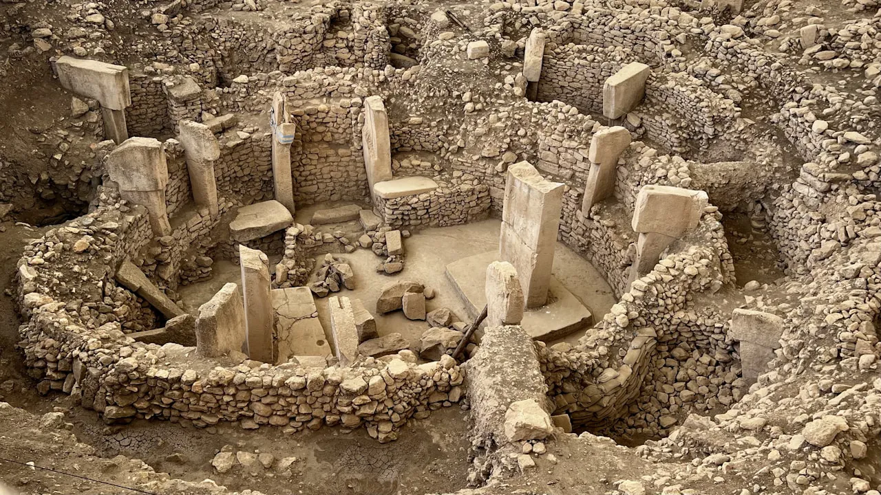 Göbeklitepe'de yuvarlak planlı bir çevre yapısının havadan görünümü, çeperde T biçimli dikilitaşlar