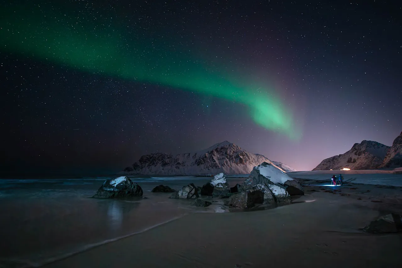 Aurora borealis karlı dağlar üzerinde — kuzey ışıkları